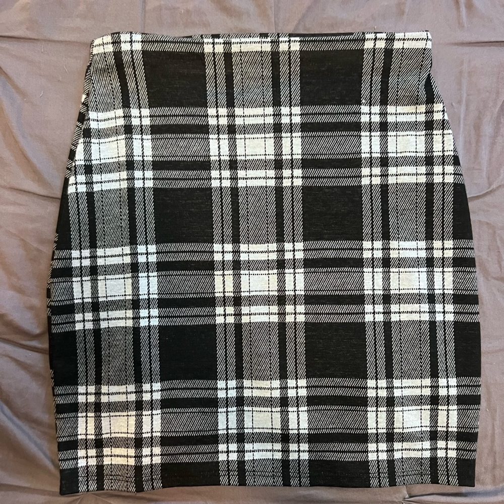 Plaid black and white skirt, small, never worn.